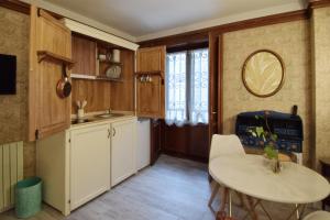 Una cocina o zona de cocina en Apartamentos María Luisa