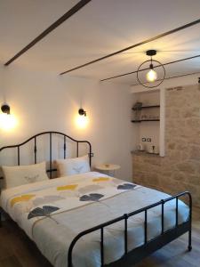 ein Schlafzimmer mit einem großen Bett in einem Zimmer in der Unterkunft Casa di Carmine 1915 - Solo Adulti in Gamberale