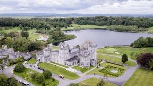 eine Luftansicht auf ein Schloss und einen See in der Unterkunft Dromoland Castle in Newmarket on Fergus