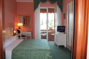 Säng eller sängar i ett rum på Hotel Monna Lisa