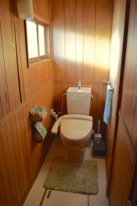baño pequeño con aseo y ventana en Okhotsk House Sattsuru, en Kiyosato