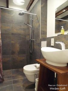 ein Bad mit einem Waschbecken, einem WC und einer Dusche in der Unterkunft Haus am Osterbrünnl in Ruhmannsfelden