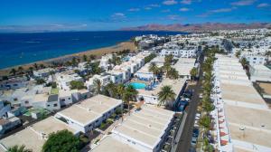 una vista aérea de la ciudad y el océano en Apartamentos Jable Bermudas, en Puerto del Carmen