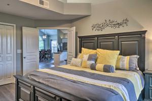 1 dormitorio con 1 cama grande con almohadas amarillas en Branson Resort Condo - 2 Miles to Table Rock Lake!, en Branson