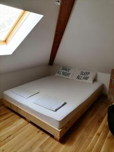 Un pat sau paturi într-o cameră la Vikendica Ranč Terzić