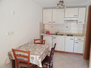 A kitchen or kitchenette at Apartmani Vrtlici Zdenka