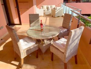 Posezení v ubytování Salinas. Apartment for 4. Terrace/Parking/Pools/Gym/4mins beach