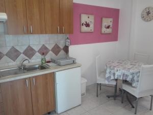 A cozinha ou kitchenette de Apartments Vodopija 300m to the beach