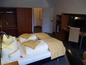 Postel nebo postele na pokoji v ubytování Hotel Goldene Krone