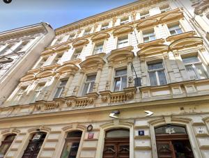 un grande edificio con molte finestre su strada di CITY CENTER Apartments a Praga
