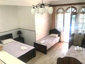1 Schlafzimmer mit 2 Betten und einem Fenster in der Unterkunft Sweet Home at Ninoshvili 3 in Batumi