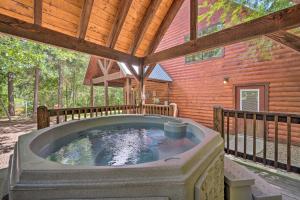 Fotografie z fotogalerie ubytování Cabin with Hot Tub and Games, 4 Mi to Beavers Bend! v destinaci Broken Bow
