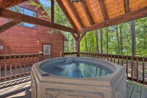 Fotografie z fotogalerie ubytování Cabin with Hot Tub and Games, 4 Mi to Beavers Bend! v destinaci Broken Bow