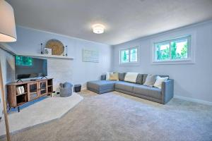 - un salon avec un canapé et une cheminée dans l'établissement Modern Lake Michigan Home with 3 Lakefront Decks!, à Holland