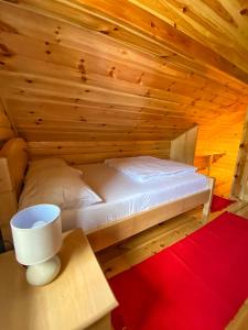 Un pat sau paturi într-o cameră la Apartments Vuković
