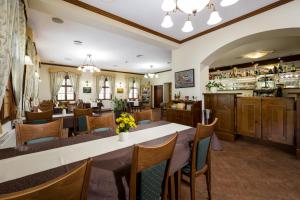 Lounge nebo bar v ubytování Hotel Zlaty Lev