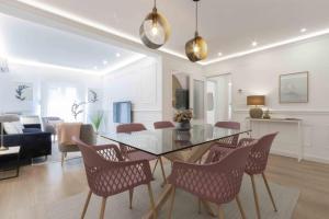 comedor y sala de estar con mesa y sillas en The Rentals Collection - Belvedere, en San Sebastián