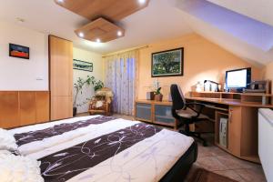 Penzion V Hluboké a Department Glamp客房内的一张或多张床位