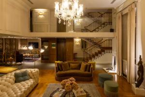 ein Wohnzimmer mit einem Sofa und einem Kronleuchter in der Unterkunft Marpessa Hotel & Spa in Agrinio