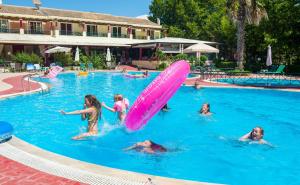 Bazén v ubytování DAMIA HOTEL Apts nebo v jeho okolí