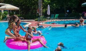 Bazén v ubytování DAMIA HOTEL Apts nebo v jeho okolí