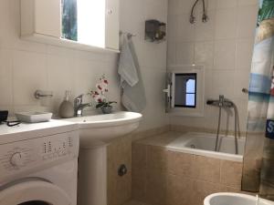 Ένα μπάνιο στο 1872 Tonia, two level cozy stony apartment +49 φωτογραφίες