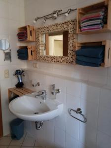 y baño con lavabo blanco y espejo. en Ferienwohnung Betula, en Fürstenstein