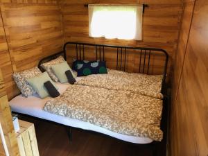Postel nebo postele na pokoji v ubytování maringotka Aluna - České Švýcarsko
