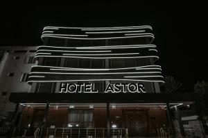 サマルカンドにあるアスター ホテルの夜間のホテルのアシュタラクターの建物(照明付)