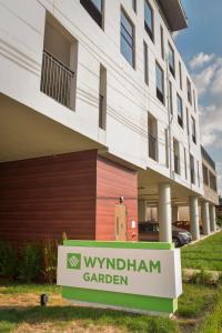 un edificio con una señal delante de él en Wyndham Garden North Bergen - Secaucus en North Bergen