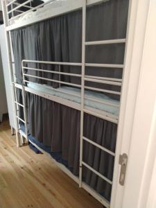 - un lit superposé dans une échelle avec un rideau dans l'établissement D&N Hospedagem, à Lisbonne