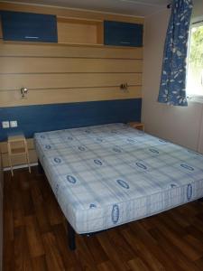เตียงในห้องที่ camping du ried à proximité d'Europa-Park et Rulentica