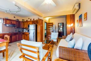 Η κουζίνα ή μικρή κουζίνα στο Coral Reef Condo (#30 @ Caribe Island)