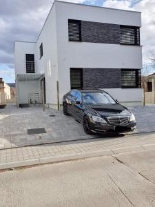 ein schwarzes Auto, das vor einem Haus parkt in der Unterkunft Milan&Eva in Svätý Jur