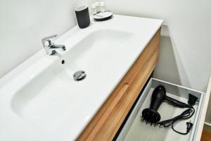 een wastafel met een zwarte haarborstel in een lade bij VUT San Cristóbal LARANITASALAMANTINA in Salamanca