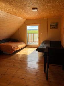 um quarto com duas camas e uma grande janela em Pas Garfildą em Vatušiai
