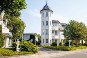 クックスハーフェンにあるFerienanlage Duhnen Haus 23の時計塔のある白い大きな建物