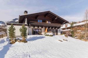 ブルック・アン・デア・グロースグロックナーシュトラーセにあるChalet Drei Brüderの雪の家