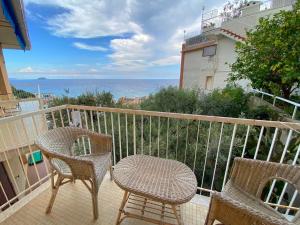 ライグエーリアにあるPoggio del soleの海を望むバルコニー(椅子2脚、テーブル1台付)