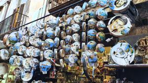 un montón de cascos en exhibición en una tienda en Domus Armenio, en Nápoles