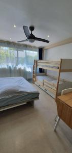 1 dormitorio con 2 literas y ventilador de techo en Dream French Riviera - FAME Marina Baie des Anges en Villeneuve-Loubet