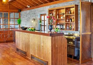 - une cuisine avec un bar dans une pièce dans l'établissement Hotel Driofillo, à Elati
