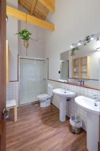 オスピタル・デ・オルビゴにあるLa Rosaleda León - Casa Rural -のバスルーム(洗面台2台、トイレ付)