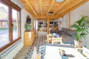 オスピタル・デ・オルビゴにあるLa Rosaleda León - Casa Rural -のソファとテーブルのあるリビングルーム +16枚の写真