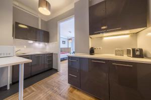 Kuchyňa alebo kuchynka v ubytovaní Astoria Balcony Apartment