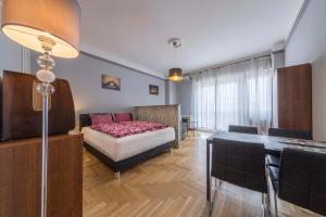 1 dormitorio con 1 cama y comedor en Astoria Balcony Apartment, en Budapest