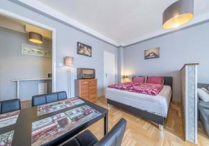 Posteľ alebo postele v izbe v ubytovaní Astoria Balcony Apartment