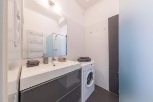 Kúpeľňa v ubytovaní Astoria Balcony Apartment + 26 fotografií