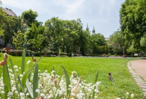 Vonkajšia záhrada v ubytovaní Astoria Balcony Apartment