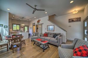 sala de estar con sofá y mesa en Bozeman Home with Deck Walk to Fishing, Hot Springs en Bozeman